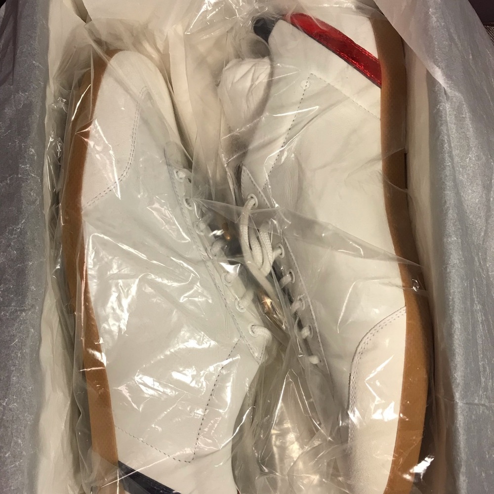 SOLD! New Gucci White Gold Low Top Double G Shoes - Picture 7 of 8